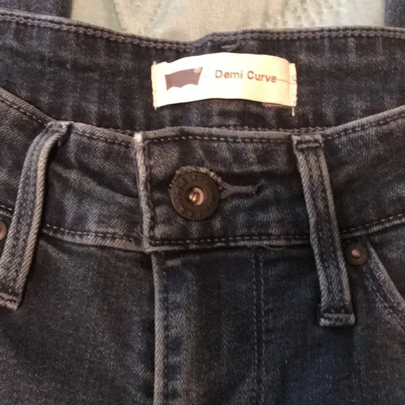 ❤️(82) Ladies vintage Levi’s size 25x 32, Demi curve super stretchy skinny jeans - Picture 6 of 11